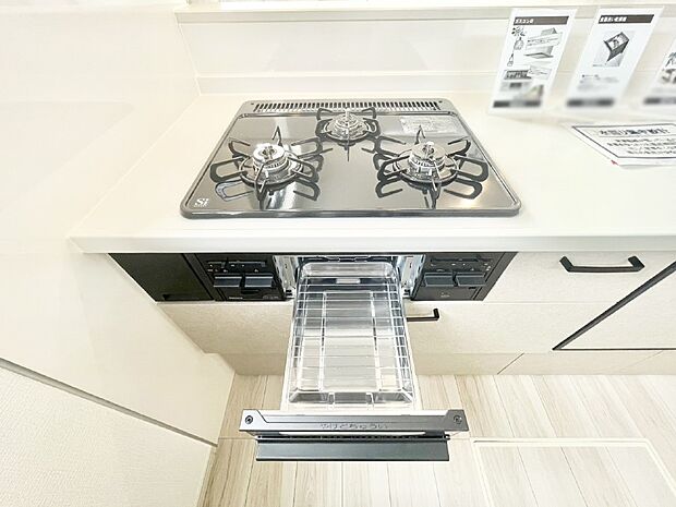 【その他設備(Siセンサーコンロ)】ガスコンロはSiセンサー搭載。火力調節や焦げ付き・消し忘れも防いでくれます。