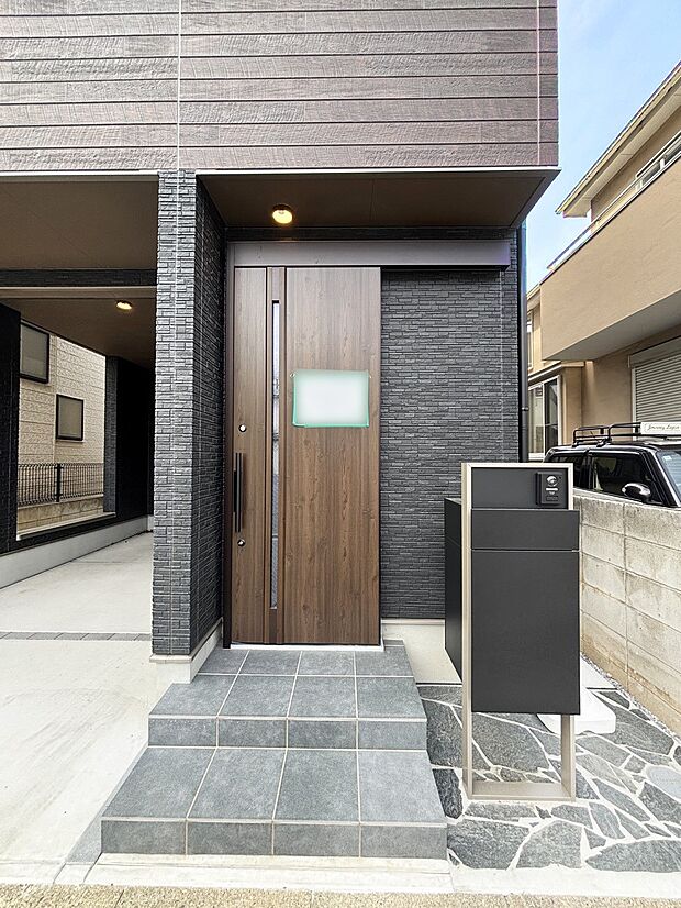 【玄関】大切な家族、来客を出迎える玄関。