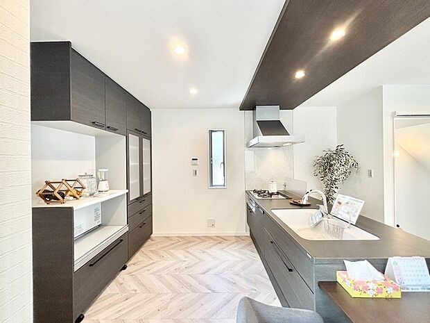 【キッチン】キッチンとお揃いのカップボード。全体に統一感ある仕上がりになっています。