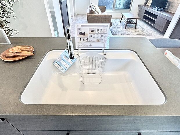 【その他設備(シンク)】広々としたシンクでお料理やお皿洗いもラクラク快適に！