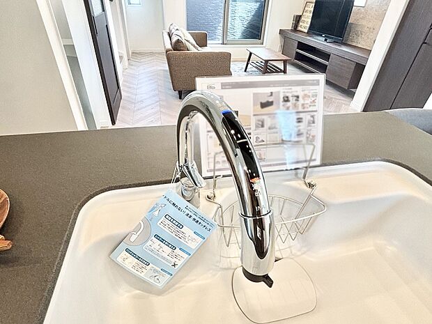 【その他設備(タッチレス水栓)】水栓に触れずに吐止水ができるタッチレス水栓  