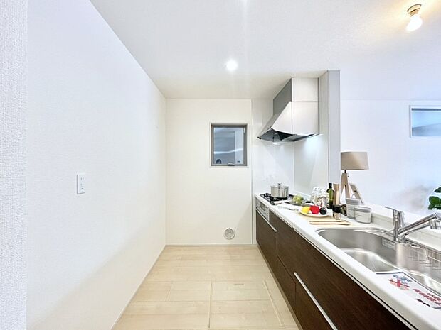 【キッチン】ゆとりあるキッチンではご家族と楽しくお料理ができます。