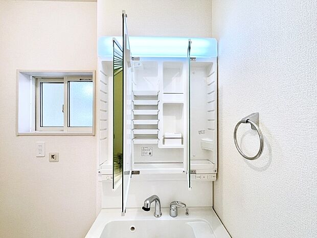 【その他設備(三面鏡裏収納)】三面鏡の裏に、化粧品や衛生用品などを収納可能。洗面台をすっきりと保ちます！