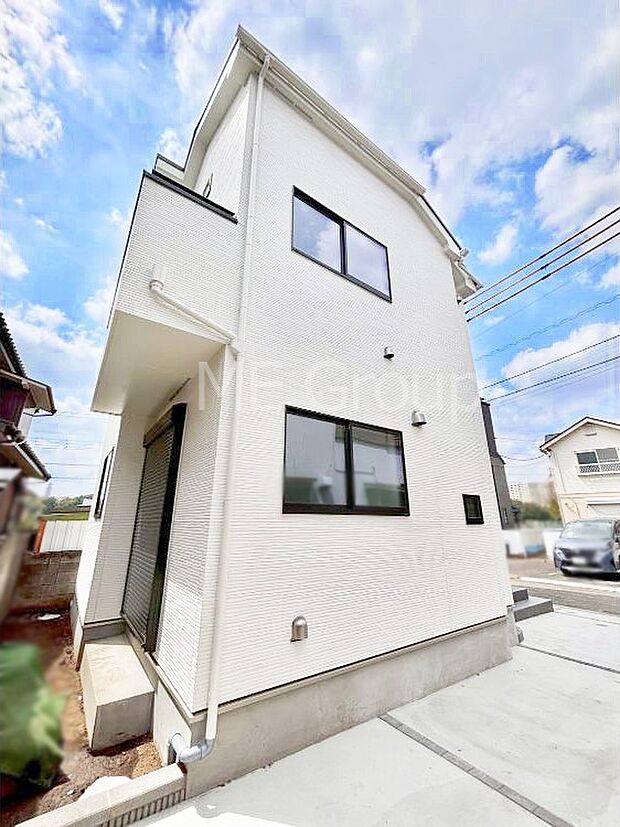 【現地外観写真】洗練された外観、上質な住空間が広がる室内は永く安心して過ごせる住居です