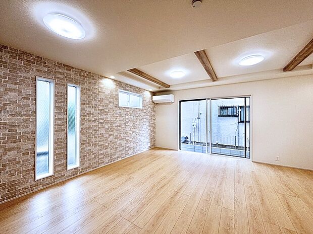 【ダイニング】折り上げ天井はは立体的な奥行きがあるので、天井が広く見えて開放的な空間を演出できます。  