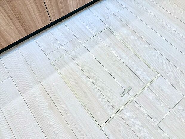 【その他設備(床下収納)】床下収納付き！日用品・非常用品の収納にも大活躍。