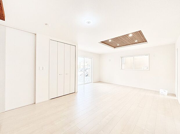 【リビングダイニング】折上天井がリビングに開放感をプラス！家族みんながゆったり寛げます。