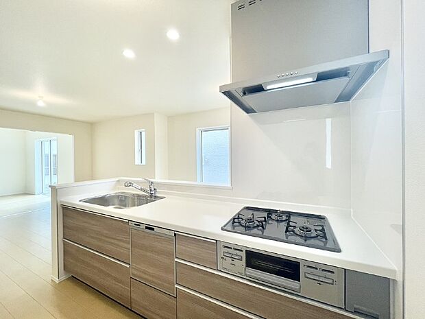 【ダイニングキッチン】料理をしながらでもご家族との会話を楽しめる対面キッチン