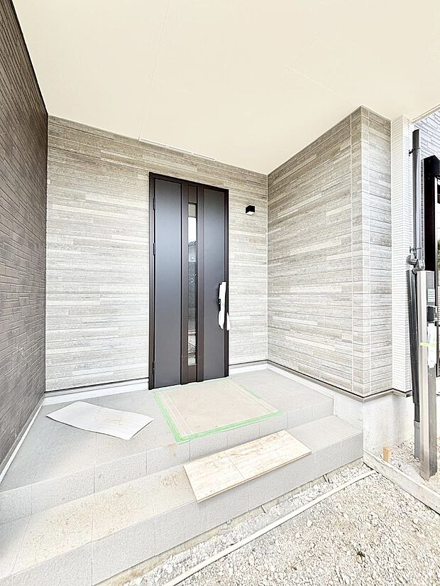 【玄関】玄関前は雨が降っても濡れにくい屋根付き