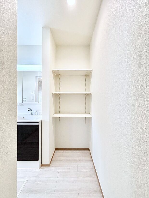 【その他設備(リネンスペース)】便利なリネン庫で、スッキリした使いやすい洗面室に  