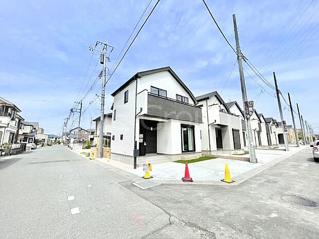 【前面道路含む現地写真】角地なので日当たりも良く、お家が堂々として見えます。