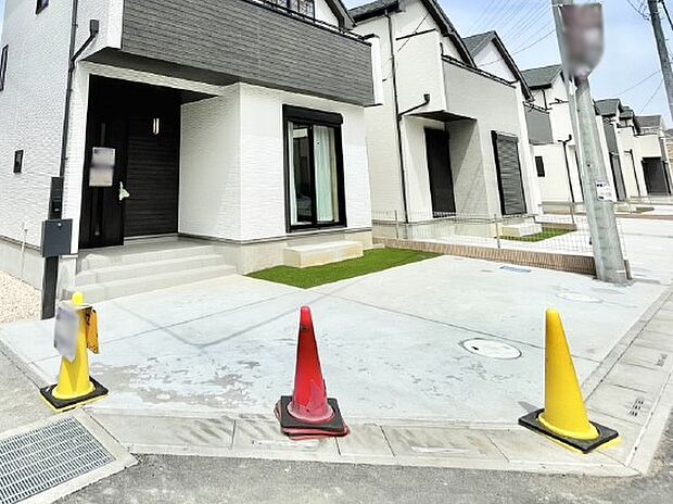 【駐車場】2台（車種による）駐車可！ご家族みんなの自転車も置ける広々カースペース。