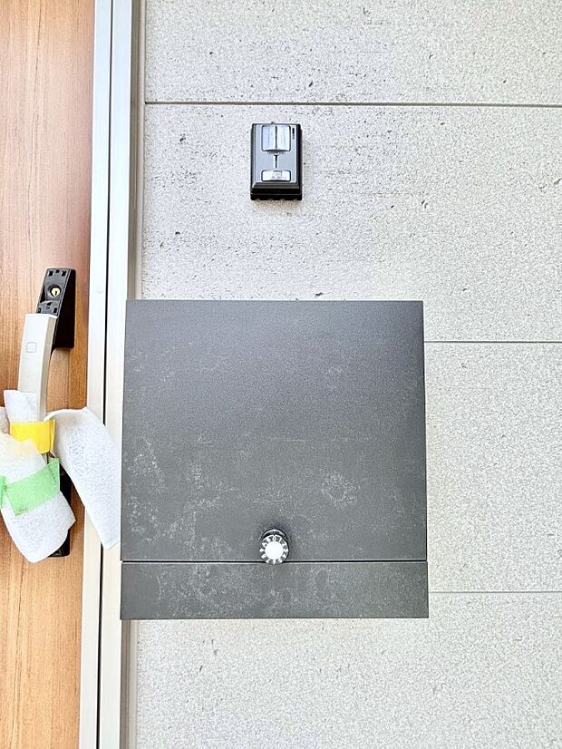 【その他現地】シンプルデザインのポスト。