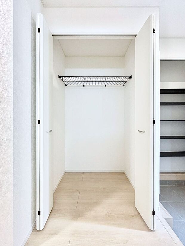 【その他設備(玄関ホール収納)】玄関ホール収納です。掃除道具やお出かけ用グッズの収納に便利です。