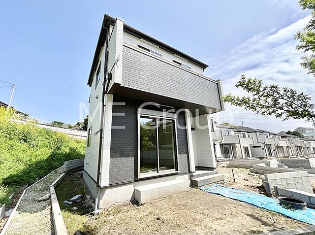 【現地外観写真】洗練された外観、上質な住空間が広がる室内は永く安心して過ごせる住居です。 