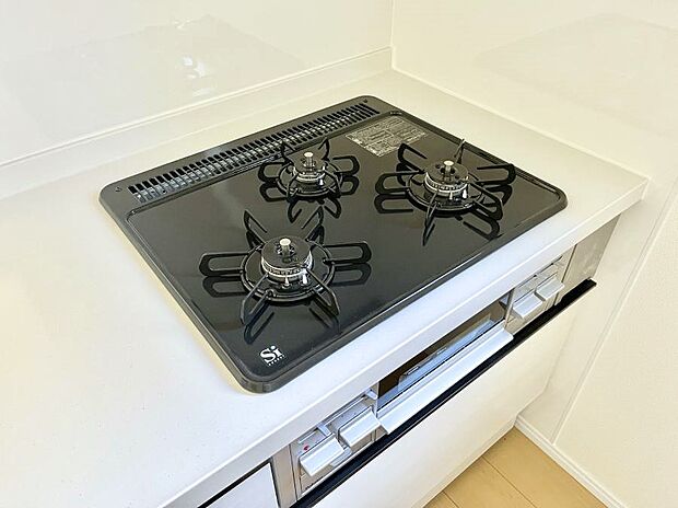 【その他設備(Ｓｉセンサーコンロ)】ガスコンロはＳｉセンサー搭載。火力調節や焦げ付き・消し忘れも防いでくれます。