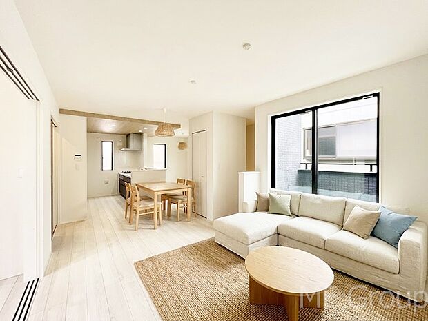 【リビング】プライバシーも守れる2階リビングは明るく開放感たっぷり　※家具はCGです