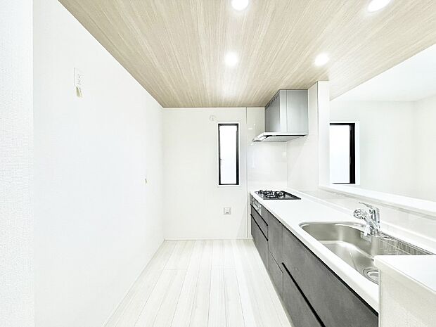 【キッチン】爽やかな風が通り抜けるキッチン。窓があるので明るく換気にも役立ちます。