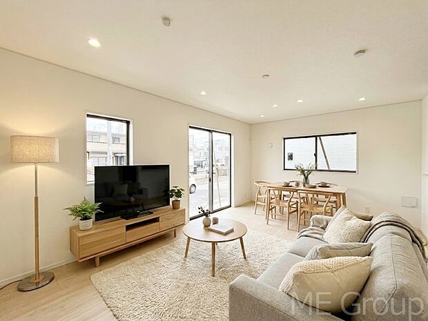 【リビング】ご家族の賑やかな話し声で包まれる明るいリビング  ※家具はCGです