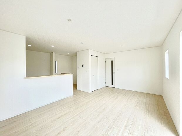 【ダイニング】シンプルなデザインなのでインテリアを考えるのも楽しみですね！