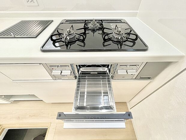 【その他設備(3口コンロ)】三口ガスコンロでお料理が一気にはかどりそう  