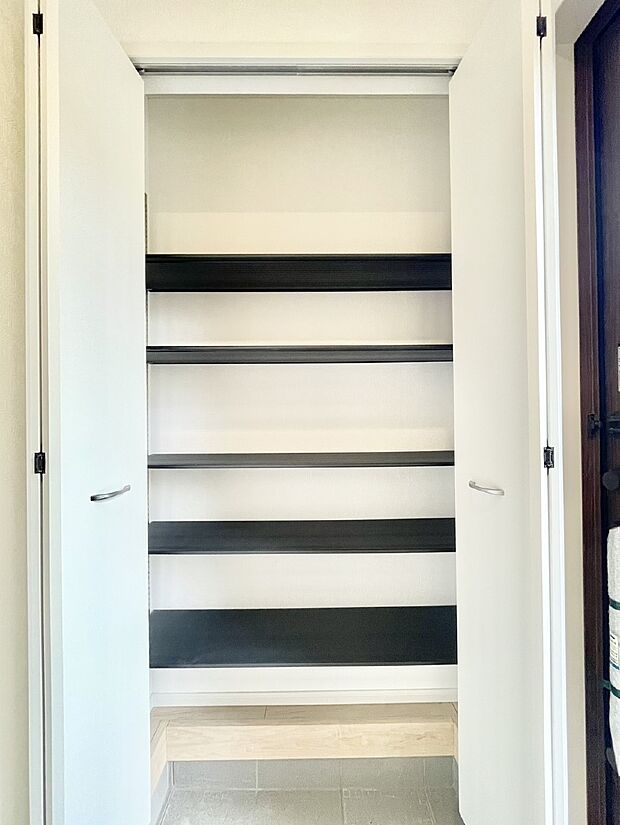 【その他設備(シューズボックス)】玄関をスッキリ・清潔に見せる豊富な収納スペースです。