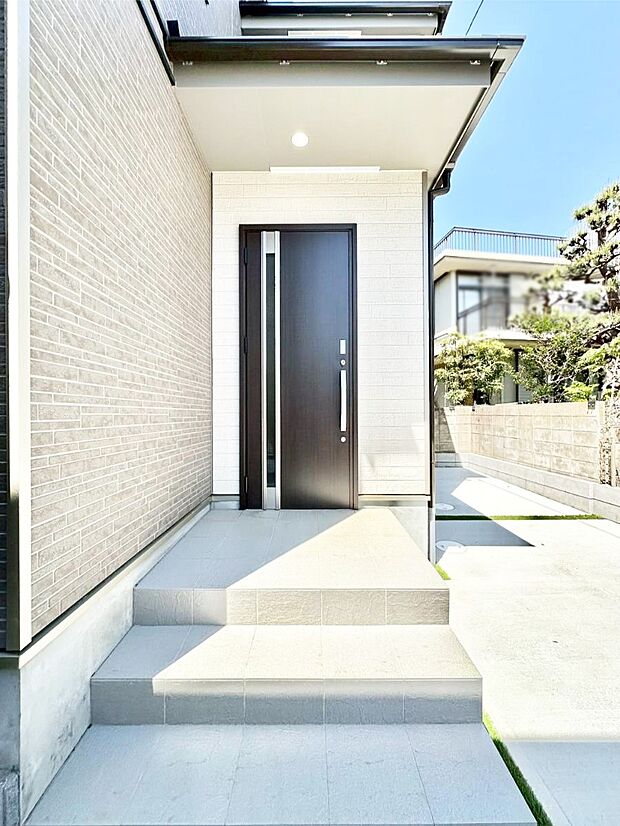 【玄関】住まいの顔を演出する、玄関ドア。