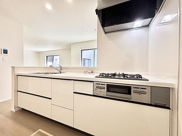 【ダイニングキッチン】カウンター越しに楽しいおしゃべり。いつものお料理がもっと美味しくなりそうですね。