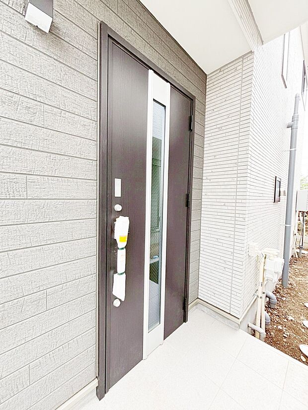 【玄関】玄関前は雨が降っても濡れにくい屋根付き