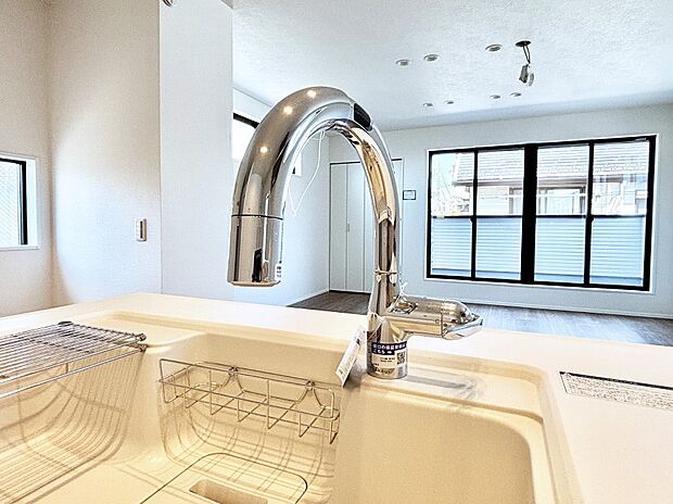 【その他設備(浄水器付きタッチレス水栓)】センサーに手をかざすだけで吐水／止水ができるタッチレス水栓。浄水器付き。