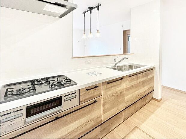 【ダイニングキッチン】料理をしながらでもご家族との会話を楽しめる対面キッチン