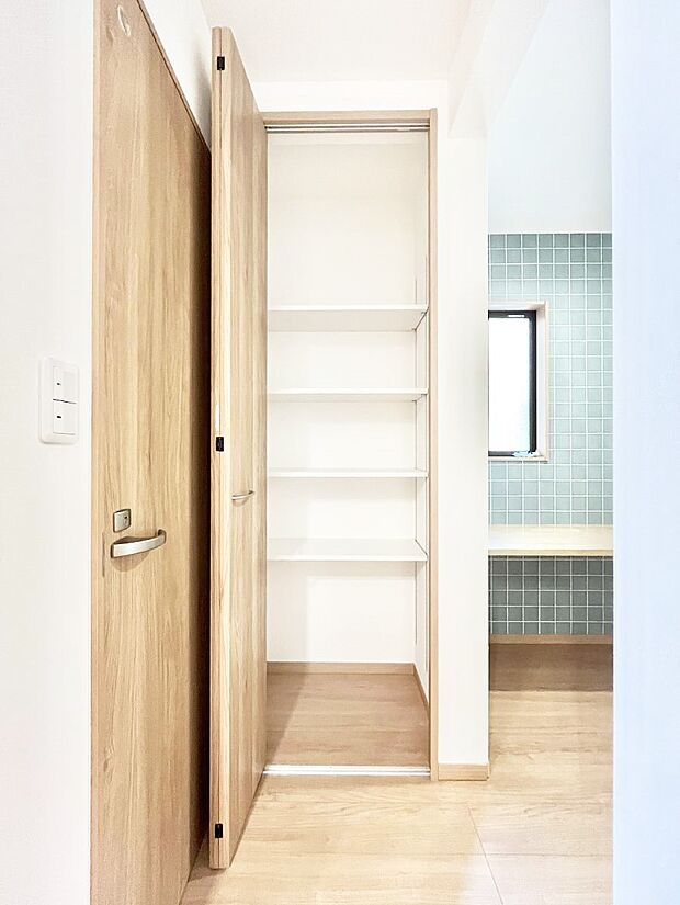 【その他設備(パントリー)】食材のストックはもちろん、日用品の収納など使い方はいろいろ！    