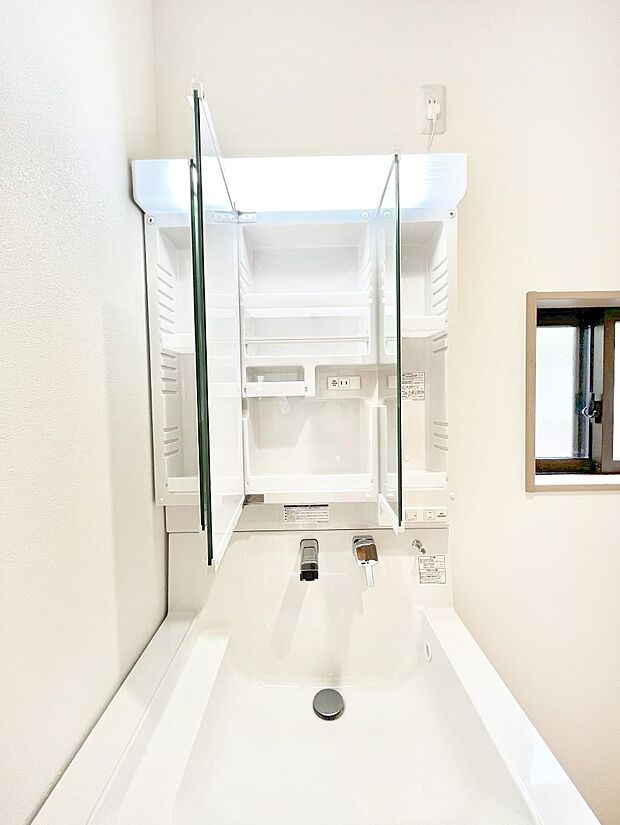 【その他設備(三面鏡裏収納)】三面鏡の裏に、化粧品や衛生用品などを収納可能。洗面台をすっきりと保ちます！