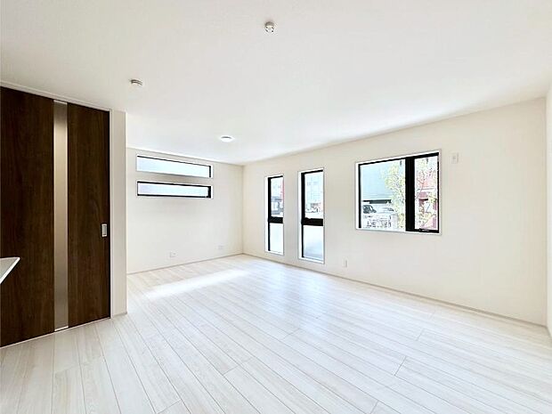 【リビングダイニング】明るい陽光が注ぎ、寛ぎの雰囲気に満たされるリビング・ダイニング。 