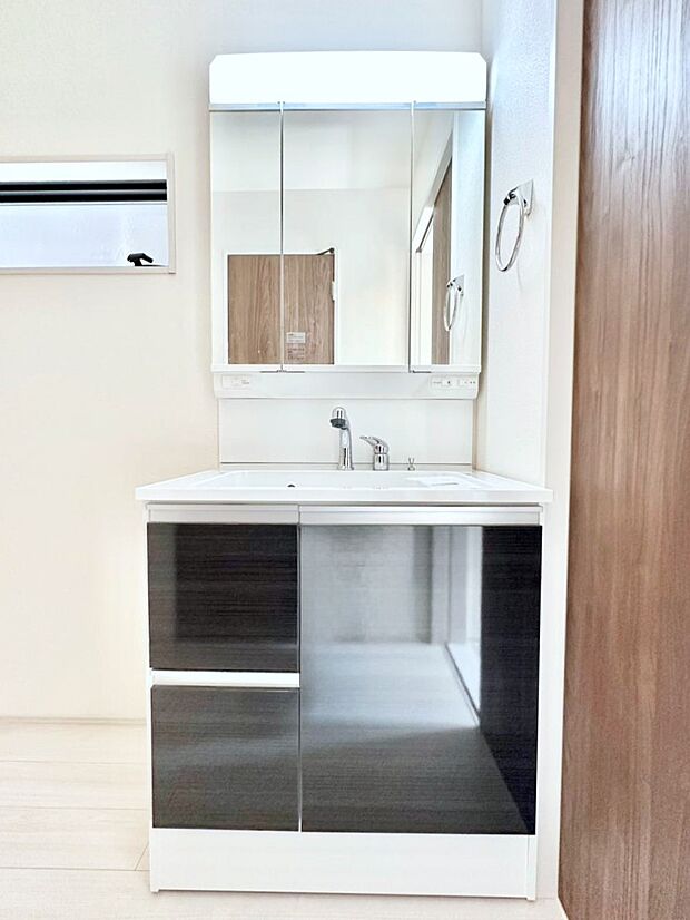 【洗面台・洗面所】大きく見やすい三面鏡で清潔感ある洗面台は、身だしなみチェックや肌のお手入れにおすすめです。