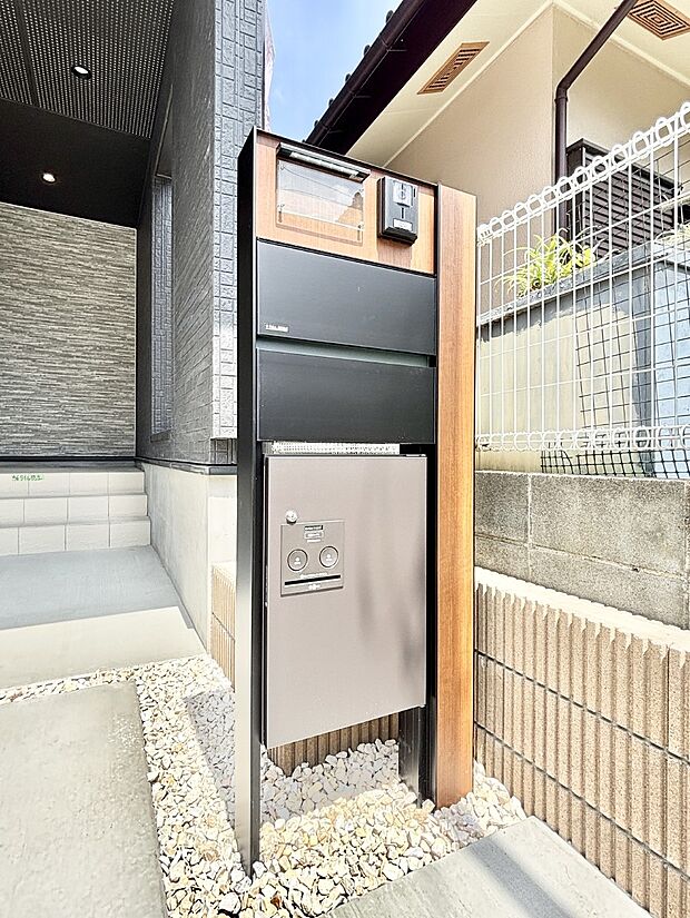 【その他現地】表札・インターホン・ポスト・宅配ＢＯＸをひとつに集約。エントランスになじむシンプルデザイン。