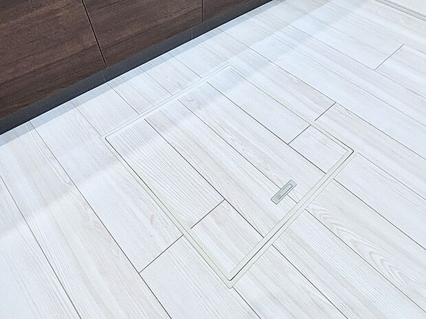 【その他設備(床下収納)】床下収納付き！日用品・非常用品の収納にも大活躍。