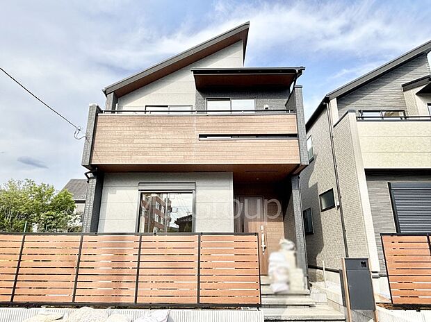 【現地外観写真】洗練された外観、上質な住空間が広がる室内は永く安心して過ごせる住居です。 