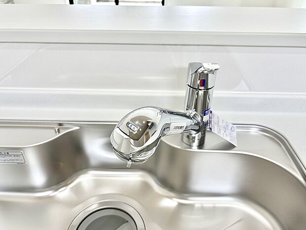 【その他設備(浄水器)】いつでも清潔なおいしいお水を。一つの水栓で水道水と浄水を使い分け。