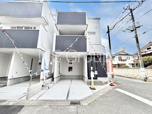 【現地外観写真】洗練された外観、上質な住空間が広がる室内は永く安心して過ごせる住居です。 