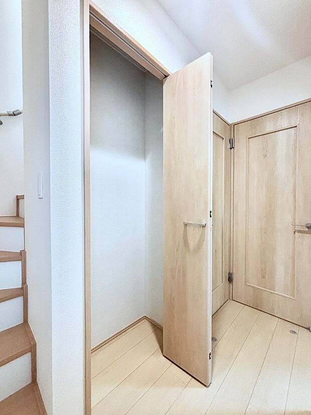 【その他設備(玄関ホール収納)】玄関ホール収納です。掃除道具やお出かけ用グッズの収納に便利です。