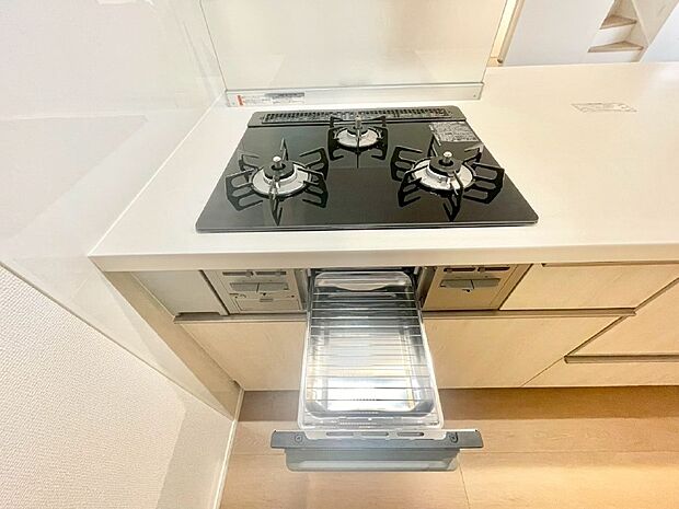 【その他設備(Ｓｉセンサーコンロ)】ガスコンロはＳｉセンサー搭載。火力調節や焦げ付き・消し忘れも防いでくれます。
