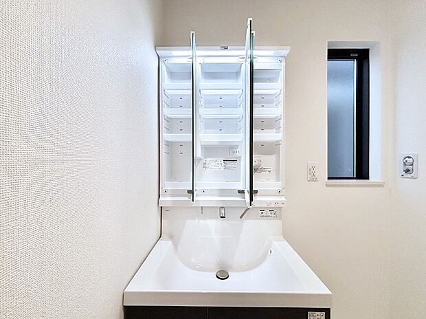【その他設備(三面鏡裏収納)】三面鏡の裏に、化粧品や衛生用品などを収納可能。洗面台をすっきりと保ちます！