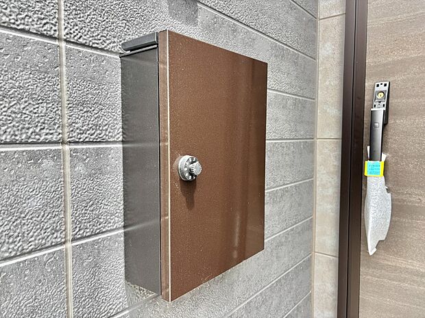 【その他現地】シンプルデザインのポスト。