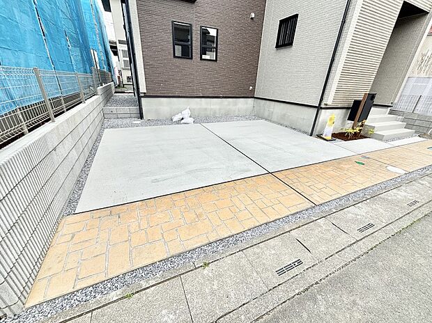 【駐車場】駐車2台可能！急なお客様の駐車に。また、ご家族の自転車スペースとしても大活躍。