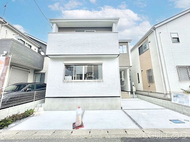 【現地外観写真】洗練された外観、上質な住空間が広がる室内は永く安心して過ごせる住居です。
