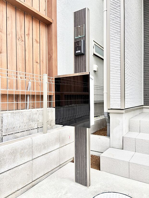 【その他現地】シンプルなデザインのポスト