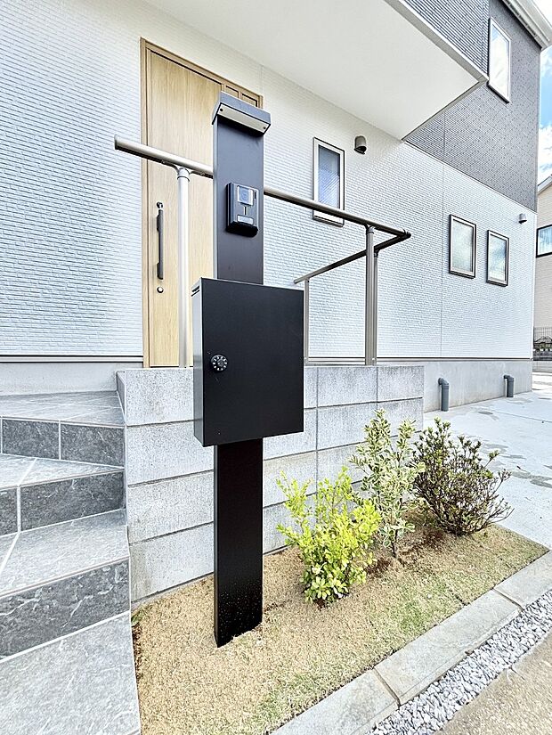 【その他現地】表札・インターホン・ポストをひとつに集約。エントランスになじむシンプルデザイン。