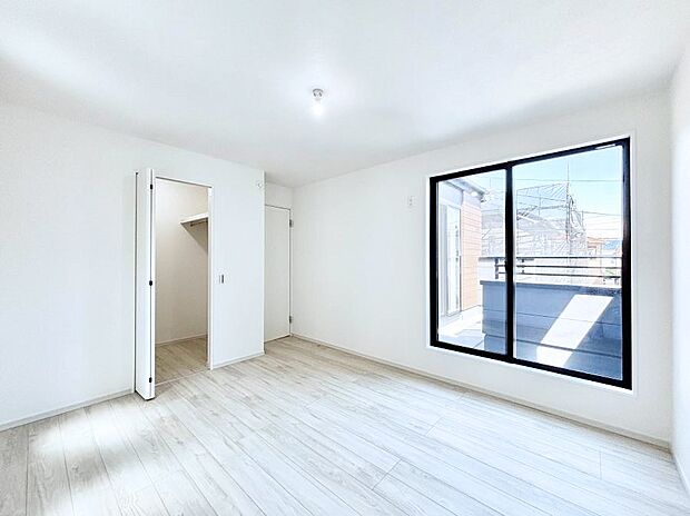 【洋室】ウォークインクローゼット付きの洋室。バルコニーから入る明るい陽光が部屋全体を明るく照らします。