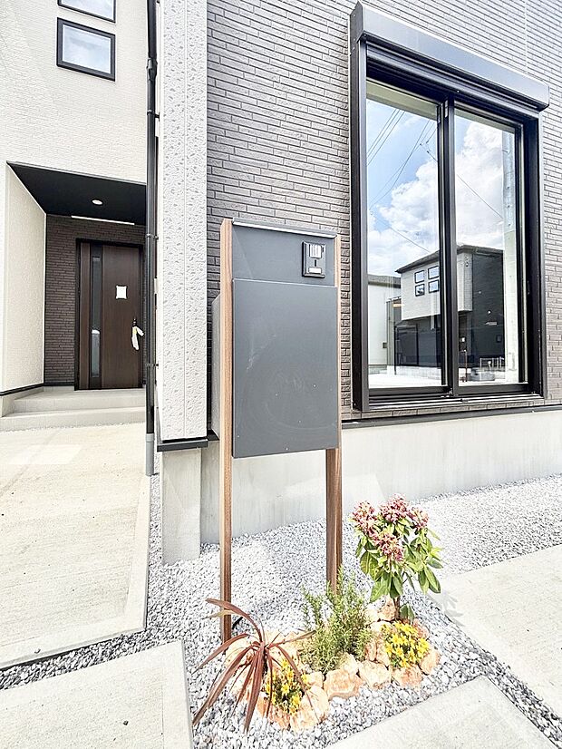 【その他現地】シンプルデザインのポスト。